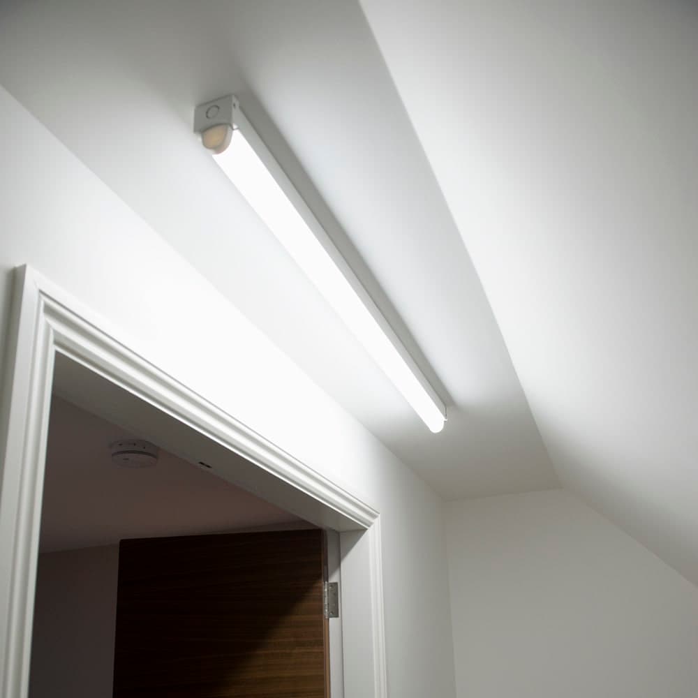 Tub LED 18W=36W, model T8, 6500K, lumina rece, 1800lm, 1198 mm, alimentare la un capat